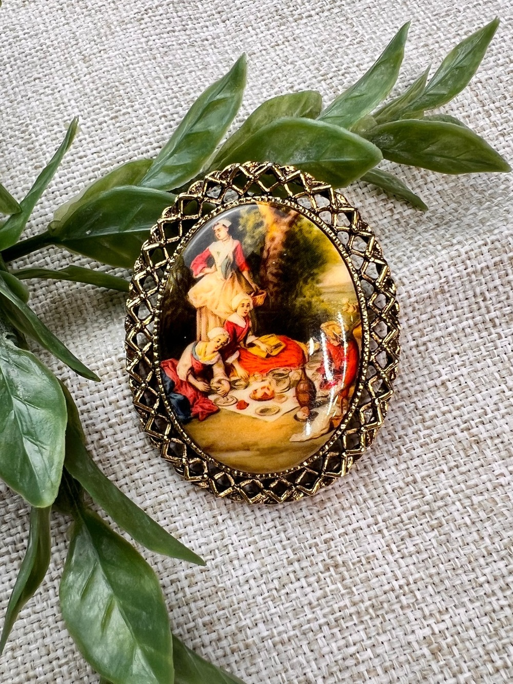 VINTAGE Gold Filigree Victorian Rococo Oval Picnic Portrait Brooch
